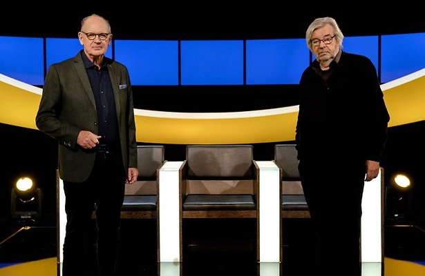 Philip Freriks links en Maarten van Rossem rechts op de set van De Slimste Mens